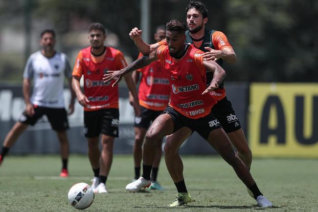 Com seriedade, mas tambm descontrao, o Atltico treinou sob sol forte na manh desta sexta-feira (21), na Cidade do Galo, em Vespasiano. Este foi o quinto dia de pr-temporada para o clube mineiro em 2022, sob o comando do tcnico argentino Antonio 'El Turco' Mohamed. Novas baixas, o volante Allan e o atacante Keno testaram positivo para COVID-19 e no participaram das atividades (ambos cumprem perodo de sete dias de isolamento social).