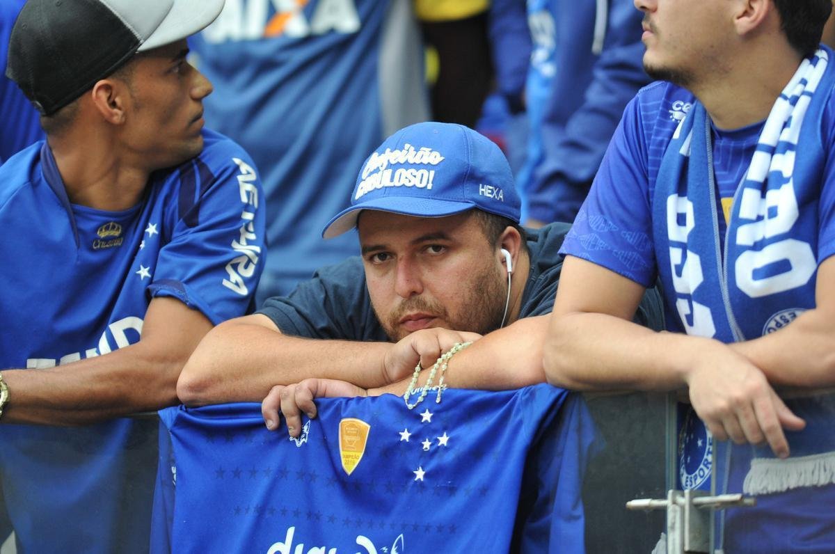 Torcedores choram no Mineiro com derrota e rebaixamento do Cruzeiro