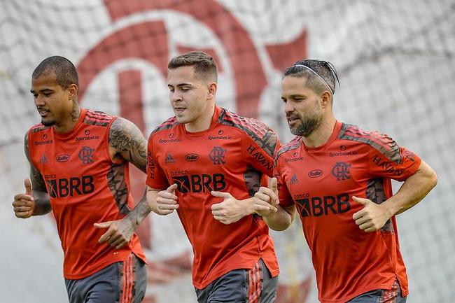 Diego (à direita) está fora do jogo com o Palmeiras