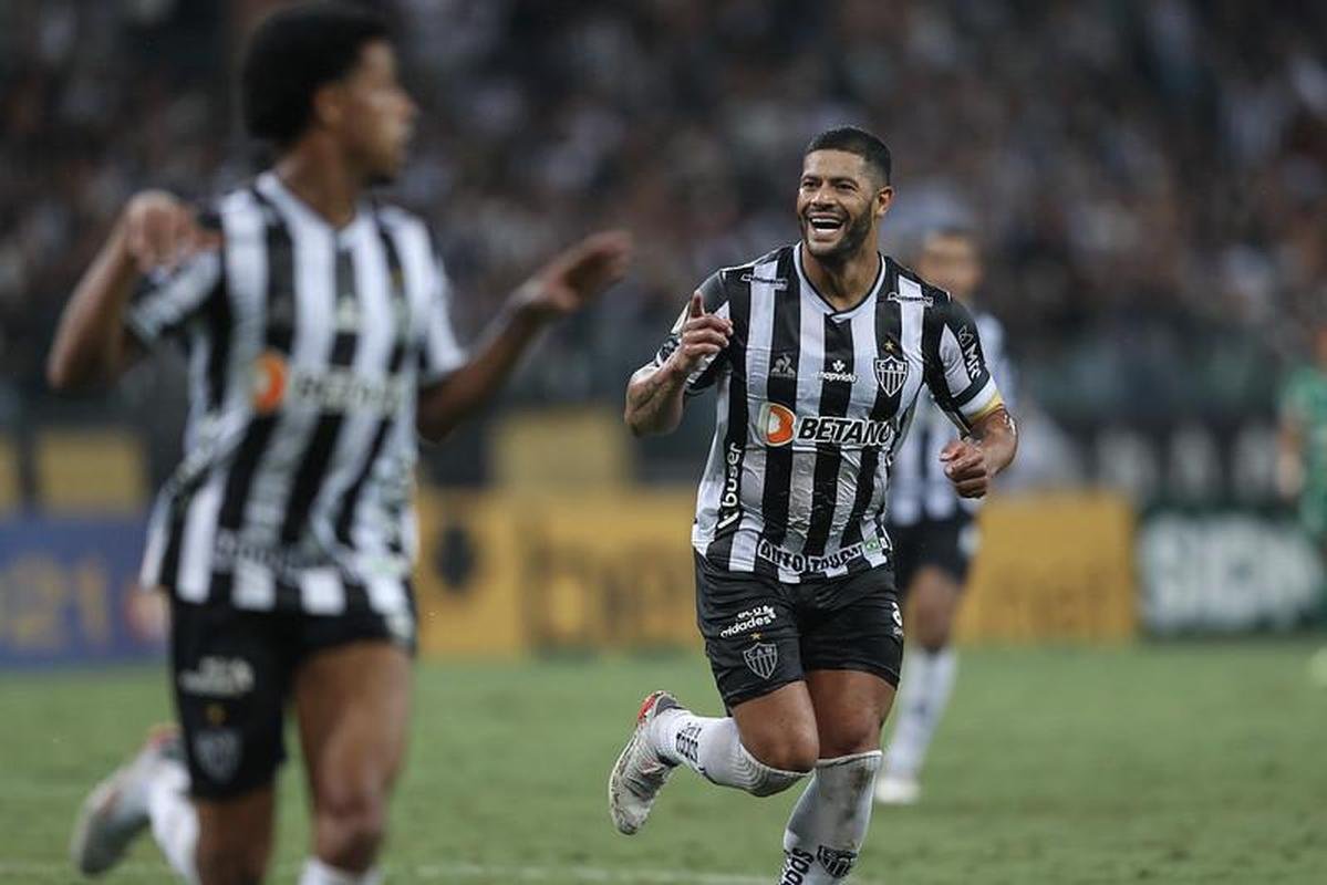 Hulk marcou os dois gols da vitria do Galo por 2 a 0: um de pnalti e outro em lindo chute no ngulo