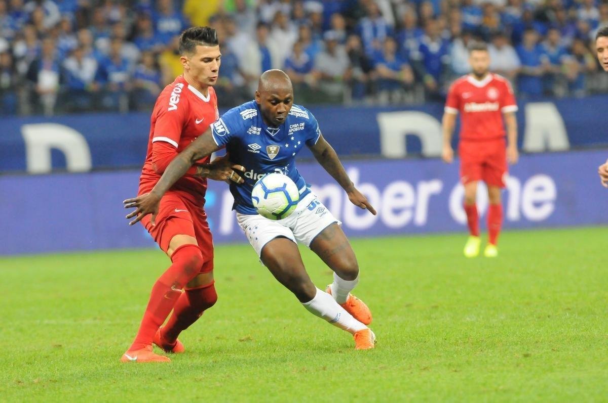 Fotos do primeiro tempo do duelo entre Cruzeiro e Internacional, no Mineiro, pela semifinal da Copa do Brasil