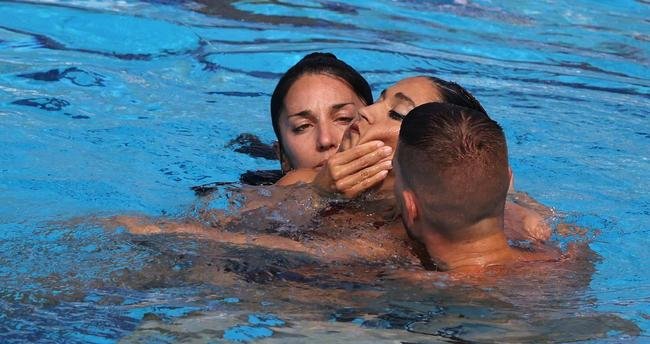 Nadadora Anita lvarez  resgatada pela treinadora Andrea Fuentes aps desmaiar na piscina durante a prova final do solo livre de nado artstico no Mundial de Esportes Aquticos de Budapeste, na Hungria