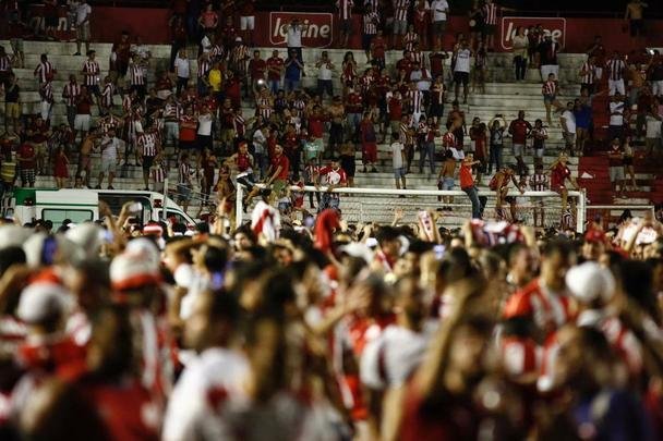 A felicidade alvirrubra invadiu o gramado após a vitória em cima do Paysandu, em cobranças da marca penal.