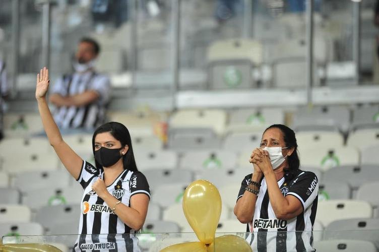 Atleticanos se decepcionam com eliminao do clube na semifinal da Copa Libertadores. Equipe alvinegra empatou por 1 a 1 com o Palmeiras, no Mineiro, e deu adeus ao torneio