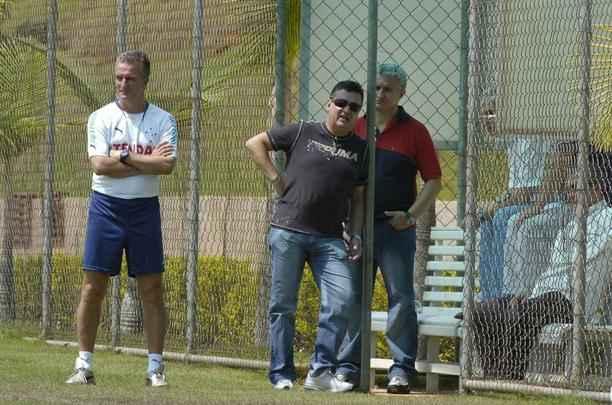 03/11/2007 - O técnico de futebol do Cruzeiro, Dorival Junior, o diretor de futebol, Eduardo Maluf e o presidente do Cruzeiro, Alvimar Perrella, durante treino na Toca da Raposa II, em Belo Horizonte