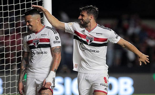 Calleri abriu o placar para o São Paulo, que venceu o Atlético-GO no sufoco