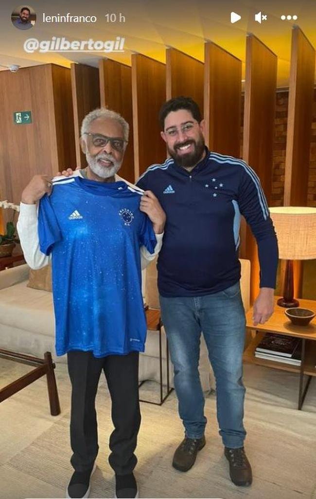 Gilberto Gil ganhou camisa do Cruzeiro