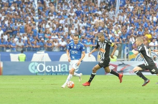 Fotos do primeiro tempo do clssico entre Cruzeiro e Atltico, pela final do Mineiro