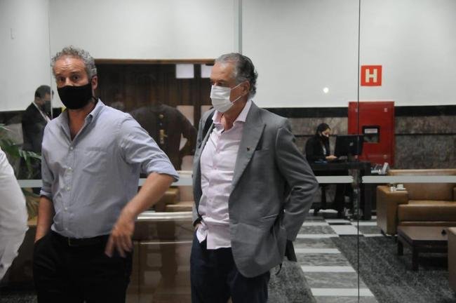 Imagens da reunio da Prefeitura de Belo Horizonte com dirigentes de Cruzeiro, Atltico e Amrica e representantes de torcidas organizadas. Tema do encontro foi o retorno do pblico aos estdios de futebol na capital mineira.