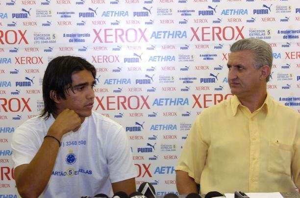 20/03/2007 - O diretor de futebol do Cruzeiro, Eduardo Maluf (d) na apresentação do novo jogador de futebol, o atacante Marcelo Moreno (Marcelo Moreno Martins), na Toca da Raposa II, em Belo Horizonte. Marcelo Moreno, nasceu em Santa Cruz de la Sierra, na Bolivia, e defendeu o Vitoria-BA, equipe que o profissionalizou, em 2006