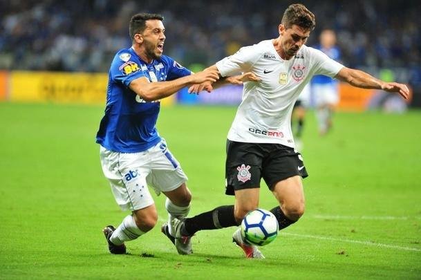 Cruzeiro conseguiu abrir vantagem de 1 a 0 no fim do primeiro tempo, com gol de cabea de Thiago Neves