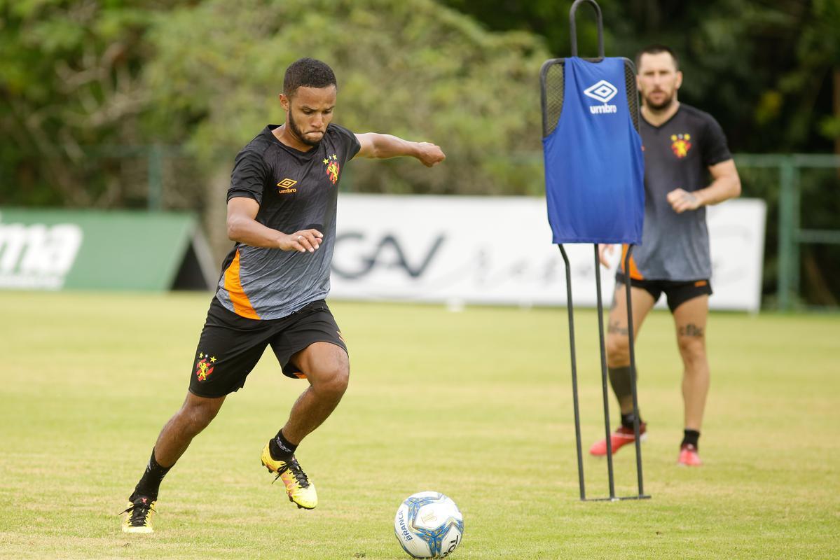 No primeiro trabalho, houve um treinamento tático, que exigia troca de passes e triangulações dos jogadores, com o elenco dividido em grupos de três atletas cada. Em seguida, os jogadores foram divididos em dois grupos no mesmo campo para o trabalho específico por setores de defesa e ataque. De um lado, os zagueiros, laterais e volantes participaram de um treino tático de posicionamento com o auxiliar Daniel Cerqueira. Do outro, os meias e atacantes fizeram um trabalho específico de passe e finalização sob o comando do técnico Daniel Paulista.