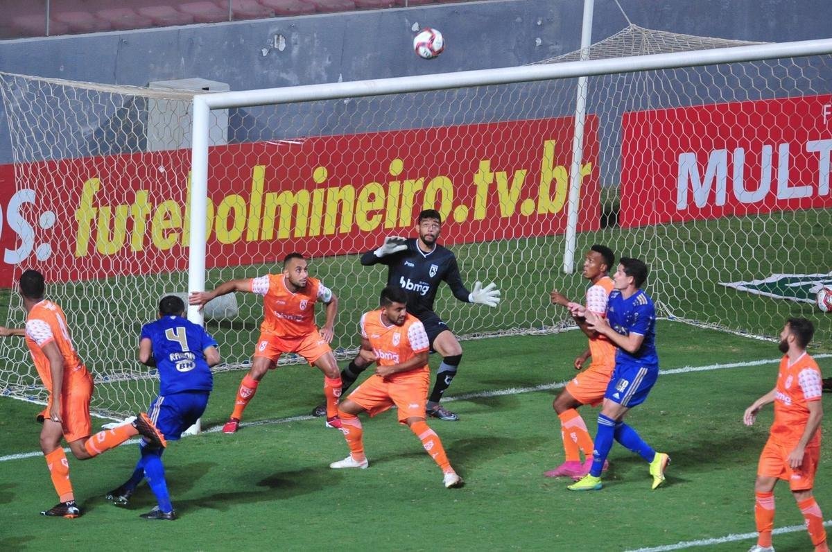 Fotos de Coimbra x Cruzeiro, no Independncia, pela 8 rodada do Mineiro. William Pottker e Felipe Augusto fizeram os gols da vitria celeste por 2 a 0.