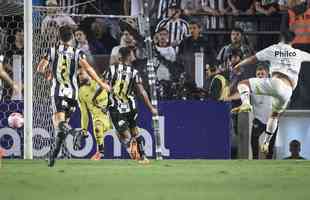 Fotos do jogo entre Santos e Atltico na Vila Belmiro, em Santos, pela 30 rodada do Campeonato Brasileiro