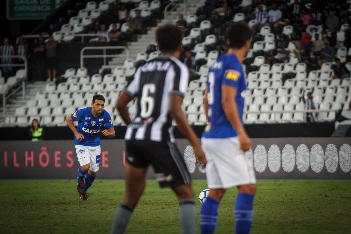 Imagens do jogo entre Botafogo e Cruzeiro, no Estdio Nilton Santos, no Rio de Janeiro
