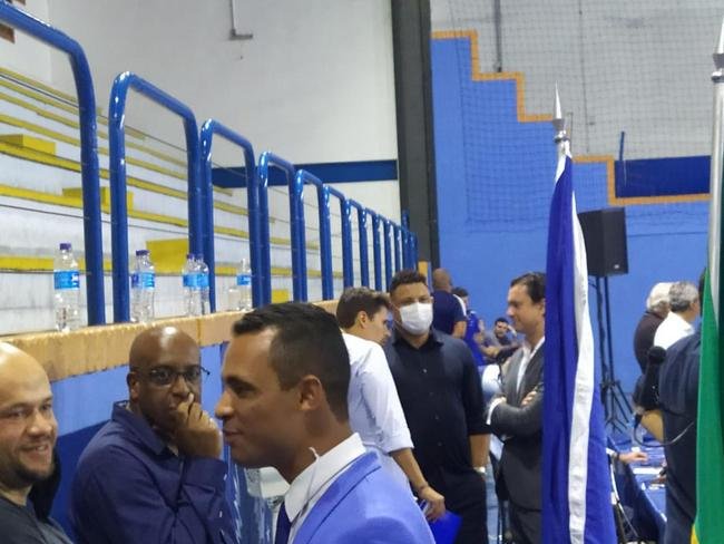 Ronaldo compareceu  votao da venda da SAF do Cruzeiro no Barro Preto e foi muito assediado por conselheiros do clube