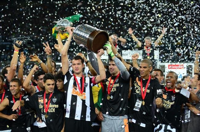 Copa Libertadores (2013) - O ttulo mais importante da histria do Atltico foi conquistado contra o Olimpia, no Mineiro. Aps derrota por 2 a 0 no Paraguai, no jogo de ida, a equipe comandada pelo tcnico Cuca devolveu o placar no Mineiro (J e Leonardo Silva marcaram) e garantiu o ttulo na disputa por pnaltis: 4 a 3. Como na final, a campanha da conquista histrica da gerao de Ronaldinho Gacho e cia. foi marcada por reviravoltas