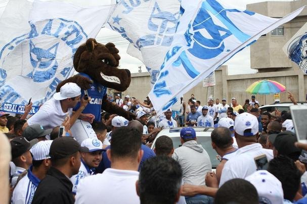 Torcedores do Cruzeiro foram  porta da Toca II apoiar os jogadores na vspera do jogo com o Flamengo