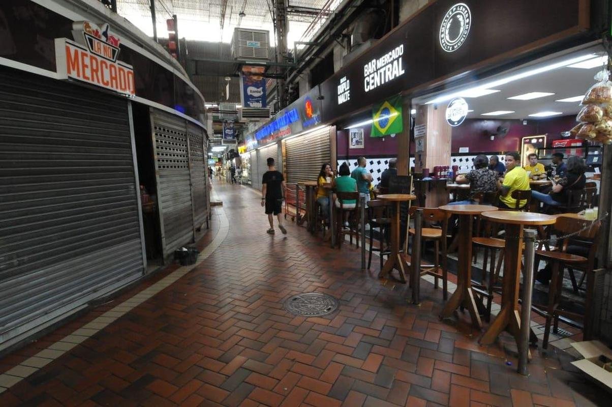 No Mercado Central, em BH, torcedores assistem ao jogo do Brasil contra a Sua pelo Grupo G da Copa do Mundo, no Catar