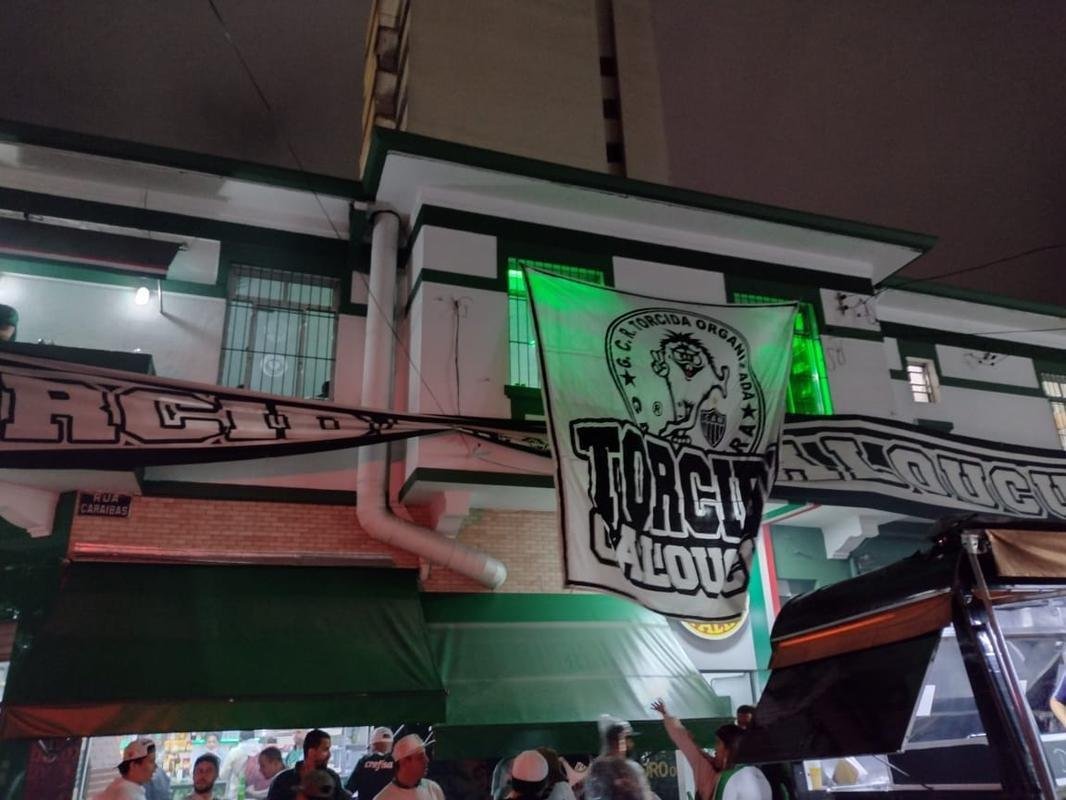 Mesmo com o Allianz Parque fechado para o pblico, o entorno do estdio do Palmeiras reuniu muitos torcedores que vo acompanhar a semifinal contra o Atltico em bares e restaurantes (Tlio Kaizer/EM/D. A Press)