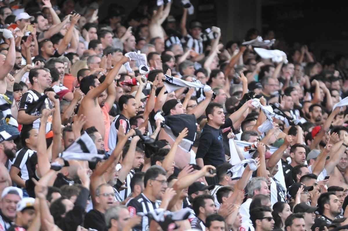 Ainda no primeiro tempo, o Atltico virou, com gols de Cazares, de falta, e Fred: 2 a 1