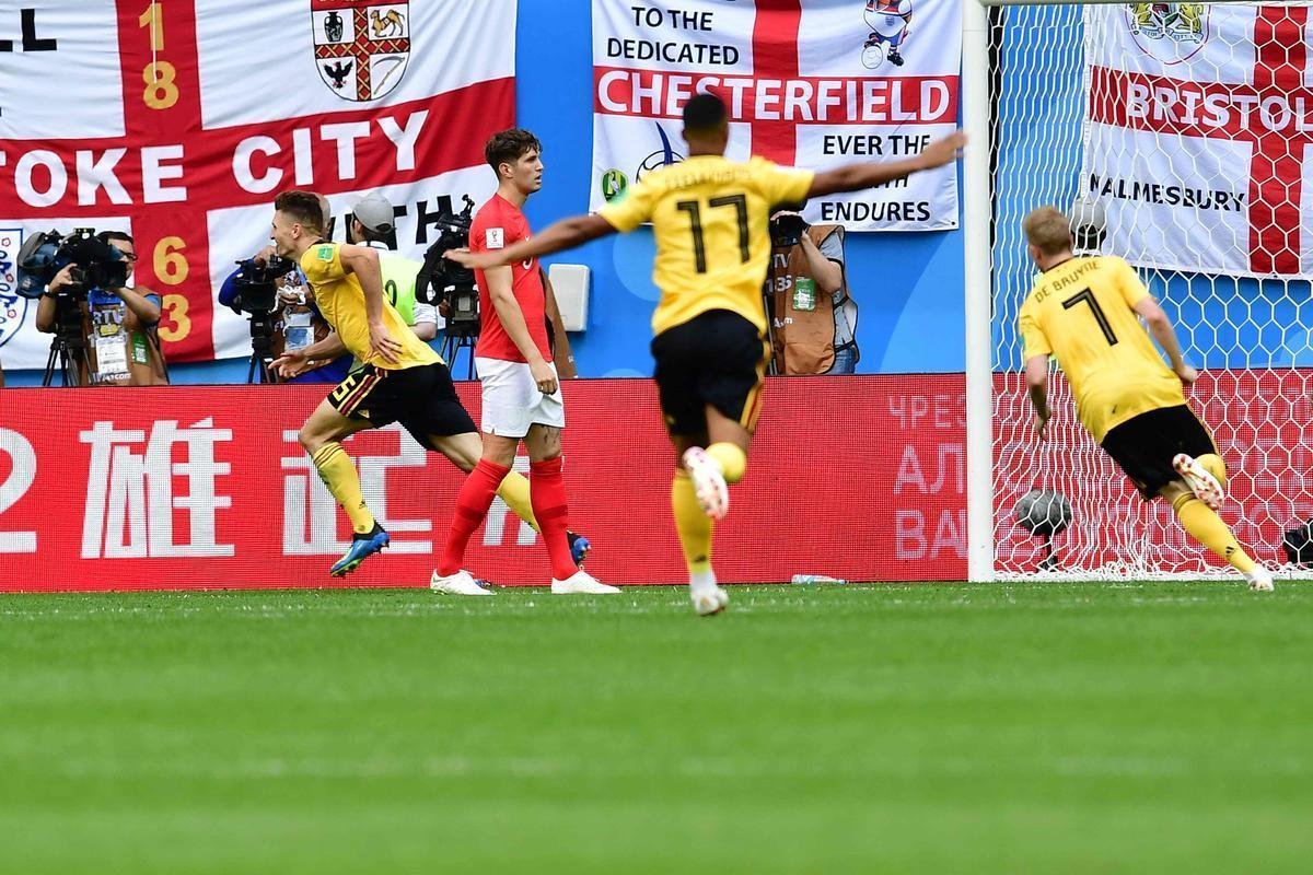 Lateral Thomas Meunier recebeu cruzamento rasteiro e empurrou de canela para o fundo do gol