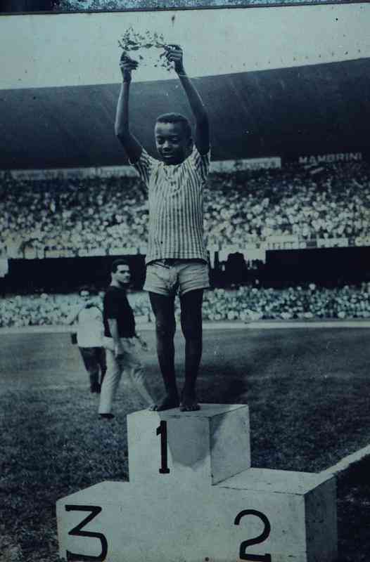 23/11/1969 - Pel  coroado pelo menino Paulinho (Paulo Cezar de Souza, 12 anos) no Mineiro antes do jogo entre Santos e Atltico.