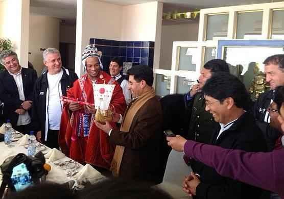 Com trajes típicos, Ronaldinho foi homenageado em sua passagem pela Bolívia com o Atlético