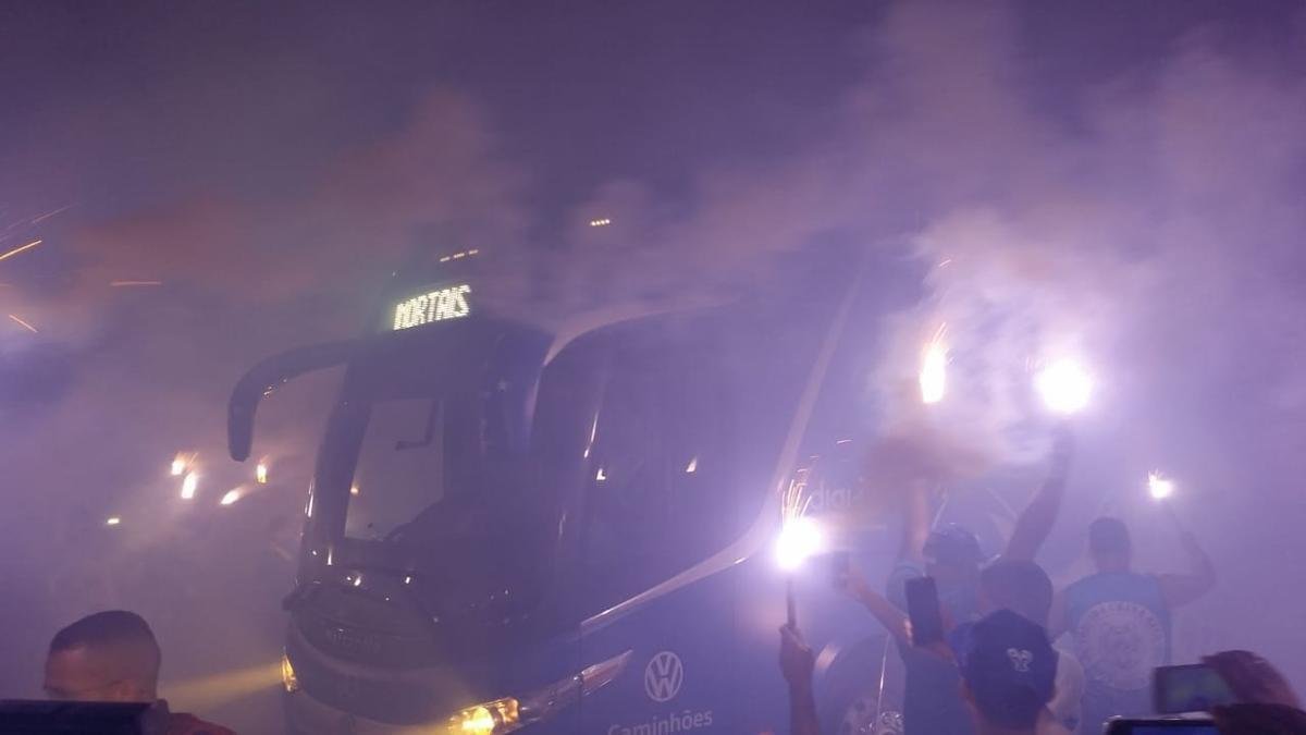 Torcida do Cruzeiro promove rua de fogo na sada da delegao da Toca da Raposa II, rumo ao aeroporto de Confins, antes da viagem para Porto Alegre. Time enfrenta o Internacional na quarta-feira, no Beira-Rio, pela semifinal da Copa do Brasil