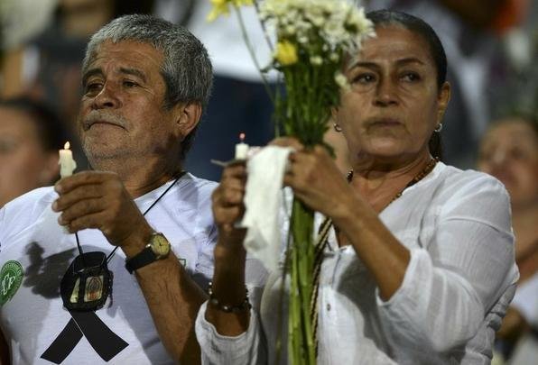 Lugar destinado a futebol e muita alegria, o Estdio Atanasio Girardot foi palco de homenagens e emoo. Com roupas brancas e flores nas mos, torcedores do Atltico Nacional fizeram viglia no local que seria, nesta quarta-feira, palco do jogo de ida da final da Copa Sul-Americana. Mas o desastre areo que matou grande parte da delegao da Chapecoense, convidados e jornalistas brasileiros impediu a realizao da festa. No lugar da bola rolando, tristeza e solidariedade. E milhes de entusiastas do esporte espalhados por todo o planeta dispostos a desejar fora  Chape. As imagens acima mostram que tudo isso  muito mais que futebol. O Nacional, atual campeo da Copa Libertadores, mostra todo o seu apoio ao clube catarinense, agora em busca de reconstruo para tocar seu caminho (CRDITO: AFP / STR / RAUL ARBOLEDA).