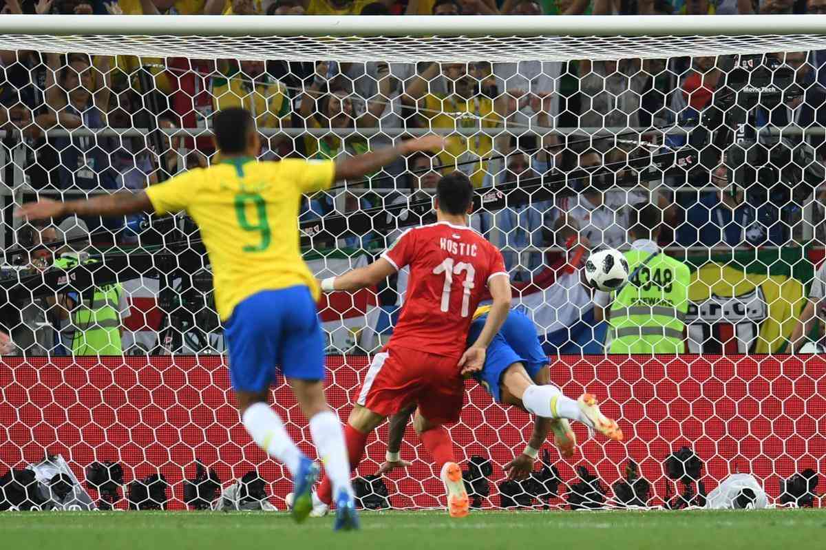 Fotos do gol de Paulinho contra a Srvia