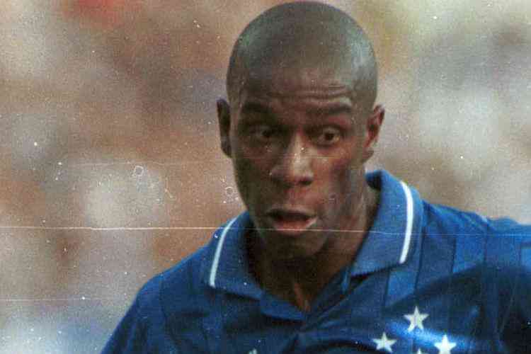 CLEISON: aos 21 anos, Cleison marcou na vitria cruzeirense por 2 a 1, pelo Campeonato Mineiro de 1993.