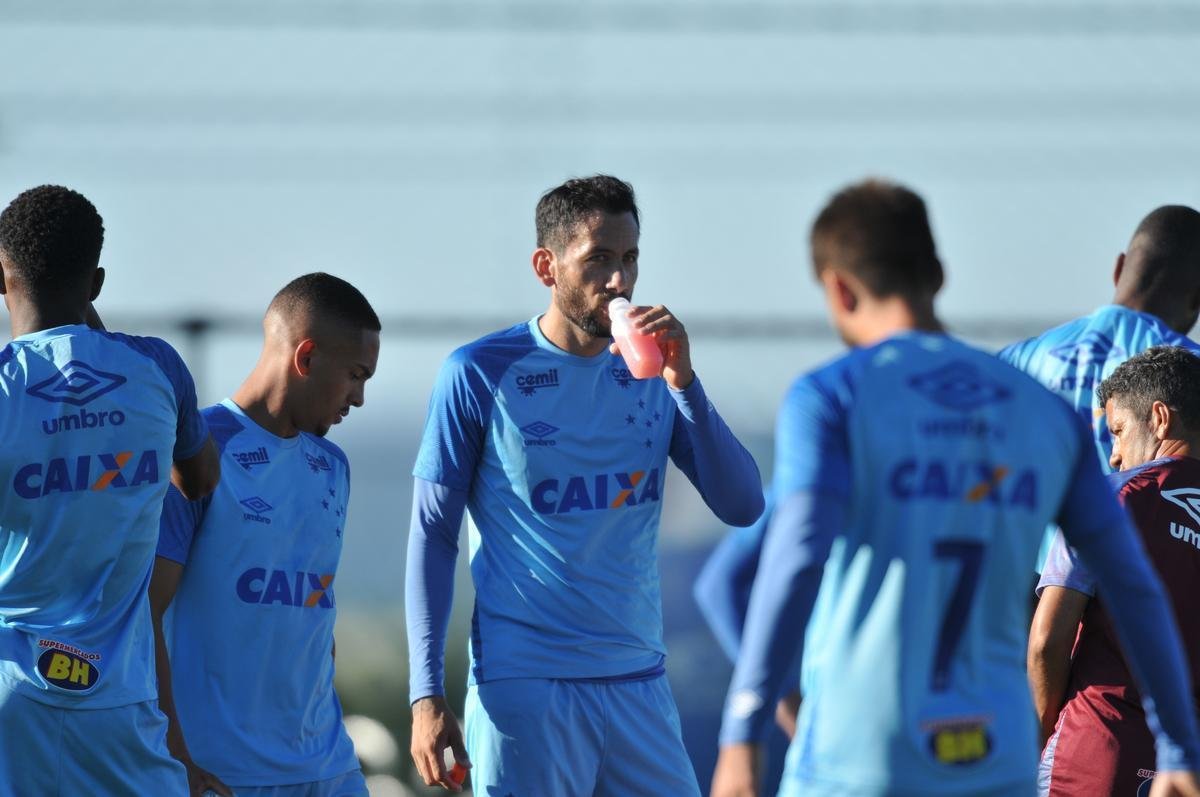Fotos do treinamento do Cruzeiro desta tera-feira, na Toca II (Alexandre Guzanshe/EM D.A Press)