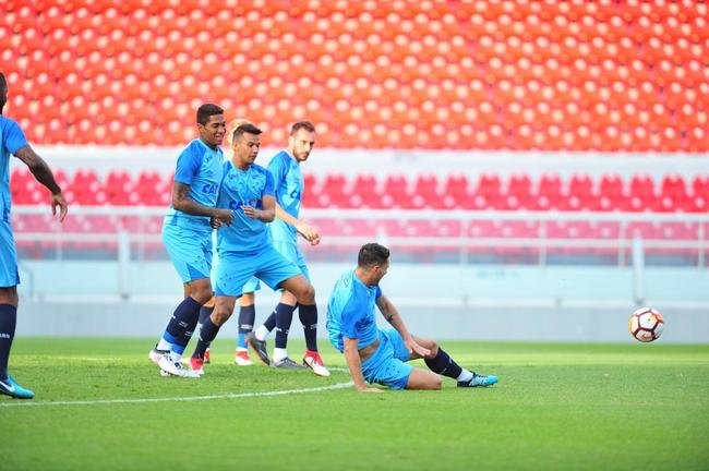 Fotos do treino do Cruzeiro no estdio Libertadores de Amrica, casa do Independiente, em Avellaneda. Time celeste fechou preparao para o jogo contra o Racing, s 21h30 desta tera-feira, no El Cilindro, pela primeira rodada do Grupo 5 da Copa Libertadores (Ramon Lisboa/EM D.A Press)