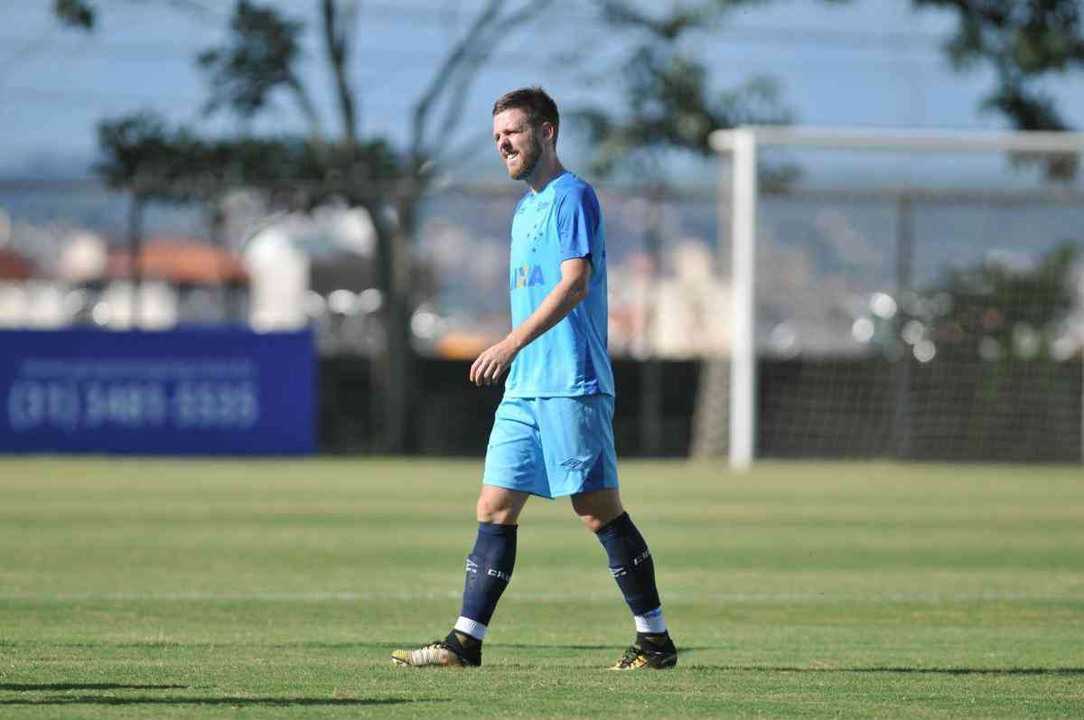 Cruzeiro se reapresentou aps estreia na Copa Libertadores e iniciou sua preparao para o clssico de domingo, s 11h, no Independncia, contra o Atltico, pela nona rodada do Mineiro. As novidades foram as presenas do atacante Sass e do zagueiro Cac, da base. Fred foi vetado devido a um estiramento na panturrilha direita. 