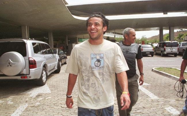 Fred: Cruzeiro recebeu 35 milhes de reais pela venda do centroavante ao Lyon, da Frana, em agosto de 2005. Valor total da transferncia foi de 14,9 milhes de euros (R$ 44 milhes).