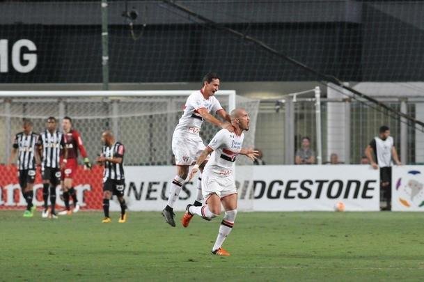 Maicon, de cabea, descontou para o So Paulo ainda no primeiro tempo