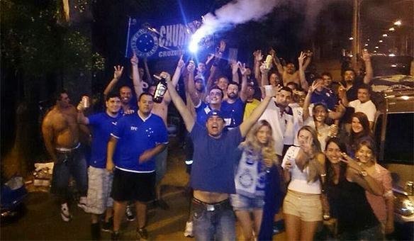 Mesmo antes de o tricampeonato ser confirmado, cruzeirenses j festejam nos arredores do Mineiro