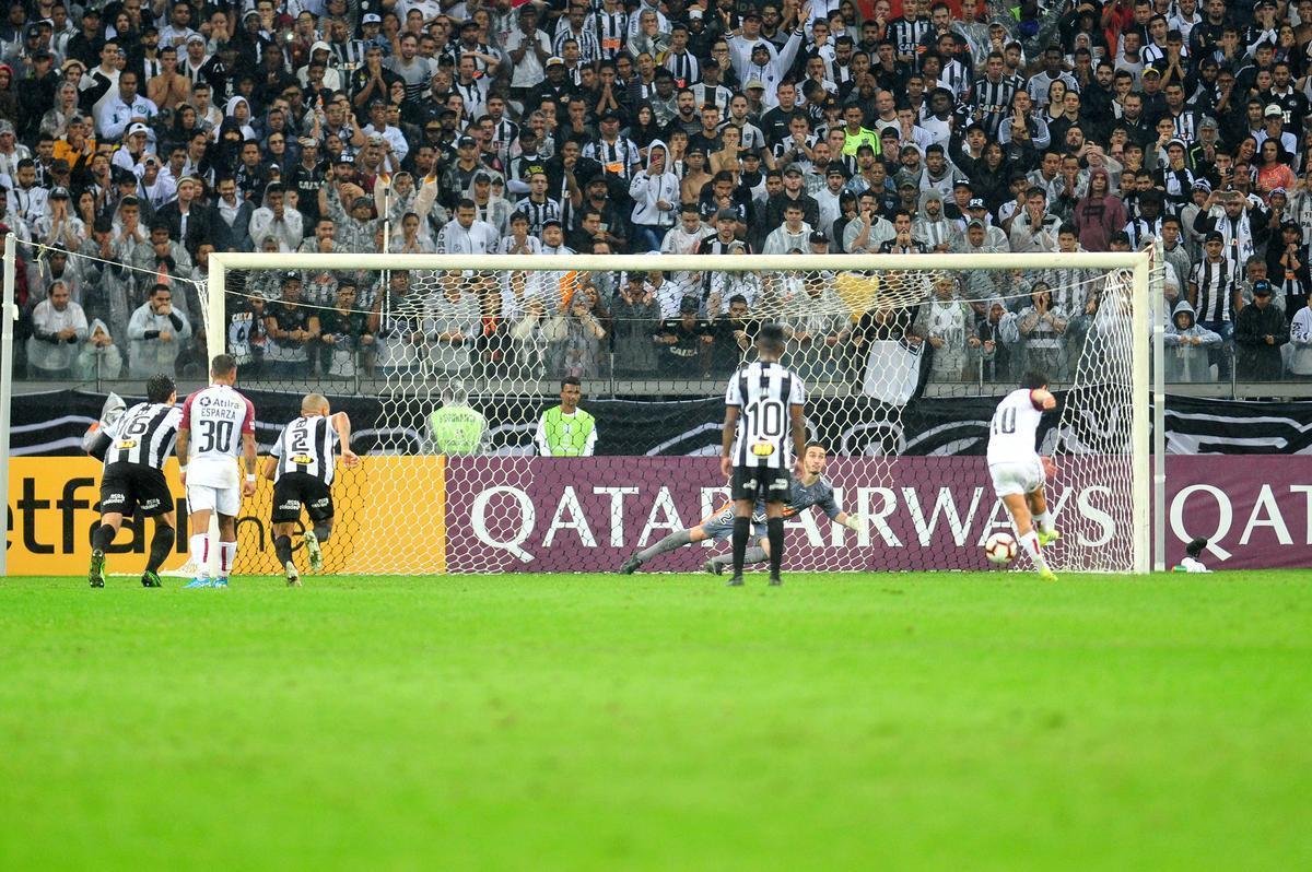 Pulga Rodrguez converteu pnalti cometido por Elias e diminuiu para o Coln: 2 a 1