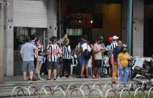 Nesta quinta-feira (2), torcedores do Atltico lotaram os bares de BH para acompanhar Bahia x Galo, jogo adiado da 32 rodada do Campeonato Brasileiro. Na imagem, Devotos Bar.