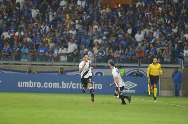 Andrey abriu o placar para o Vasco, aos 18 minutos, aps vacilo de Egdio: 1 a 0