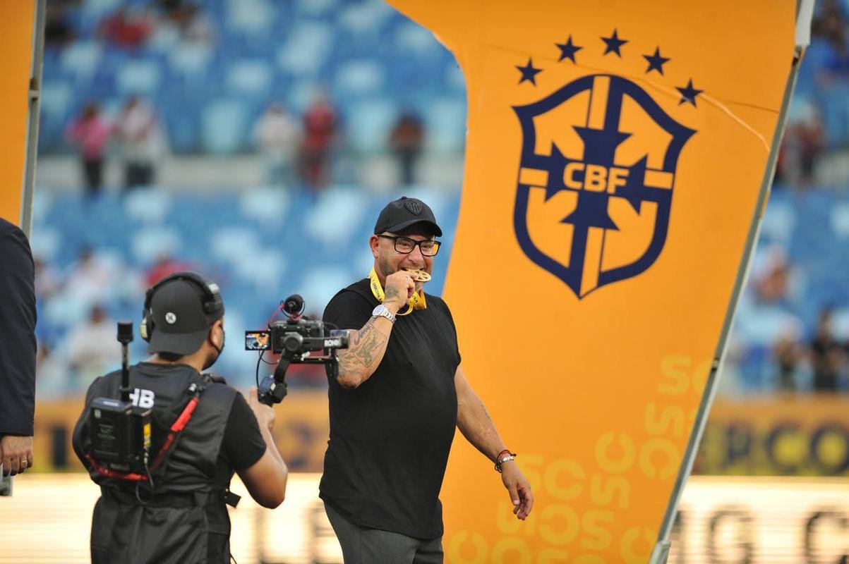 Jogadores do Atltico erguem a taa de campeo da Supercopa do Brasil na Arena Pantanal, em Cuiab