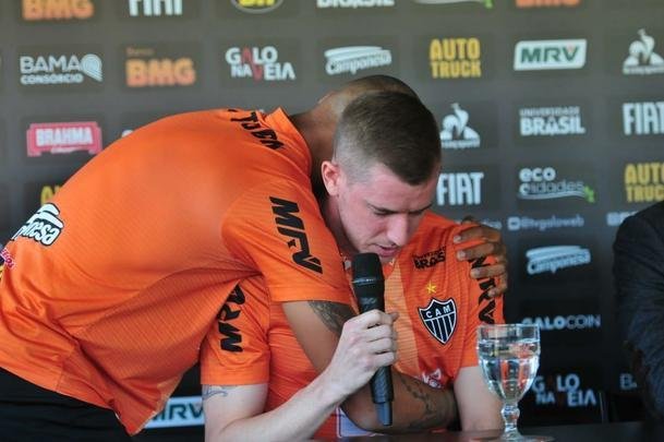 Imagens do pronunciamento do ex-volante Adilson