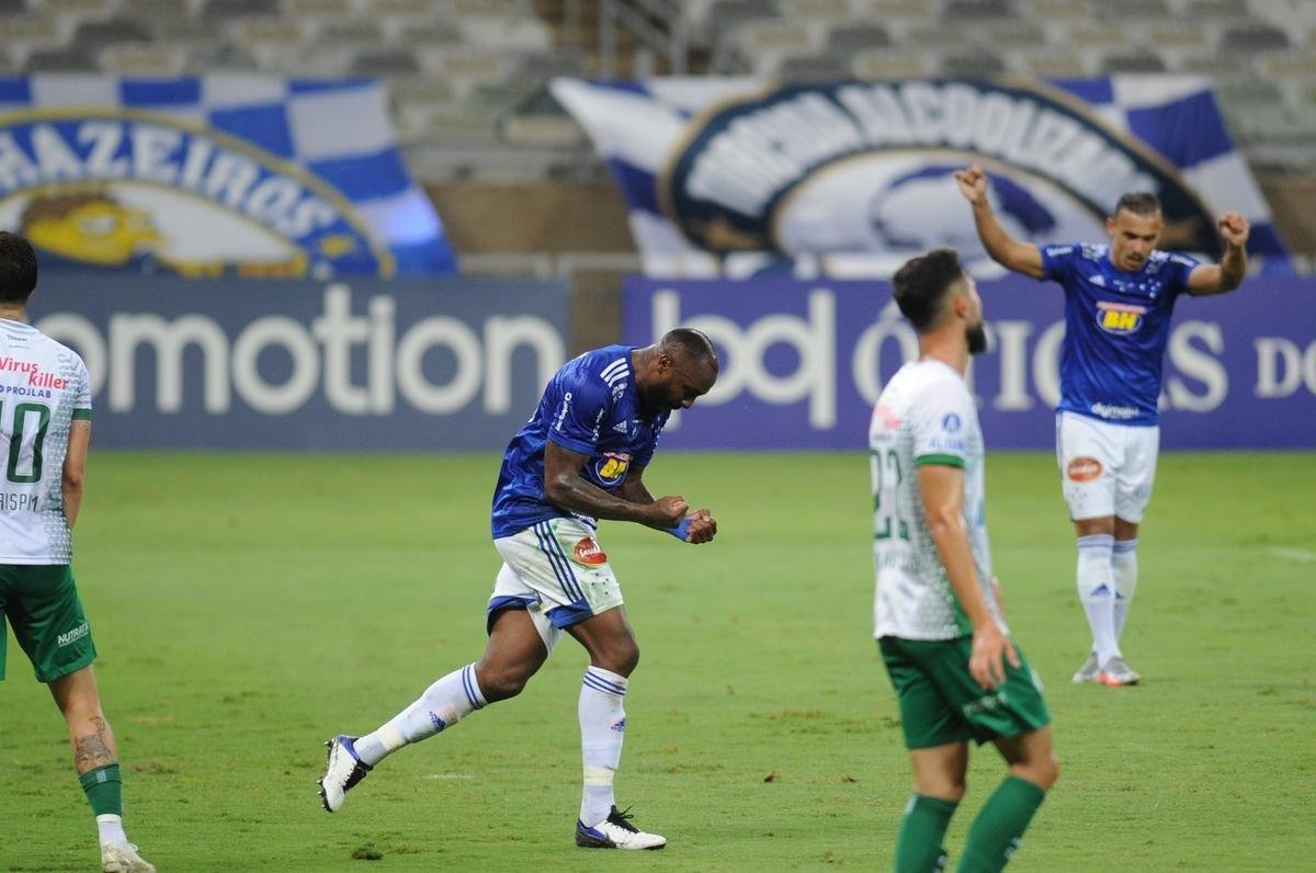 Manoel empatou para o Cruzeiro em arremate de cabea: 1 a 1