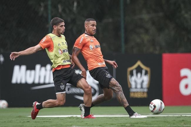 O Atltico realizou, nesta quinta-feira (10), a primeira atividade visando o clssico com o Amrica, vlido pela 5 rodada do Campeonato Mineiro. Com titulares em campo, o time de 'El Turco' Mohamed trabalhou para o confronto que ser disputado s 16h30 do sbado (12), no Estdio Independncia, em Belo Horizonte.