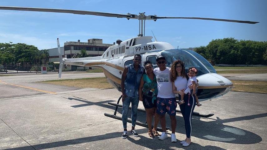 O atacante Denlson aproveitou um passeio de helicptero com a famlia no Rio de Janeiro