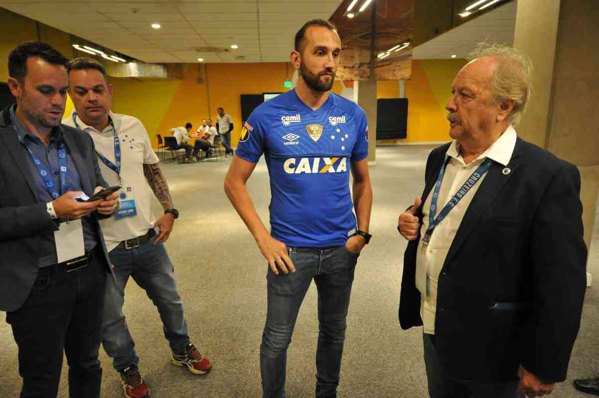 Atacante Barcos, novo reforo do Cruzeiro, foi ao Mineiro, assistiu  partida contra o Atltico-PR pela Copa do Brasil e foi apresentado  torcida pelo presidente Wagner Pires de S