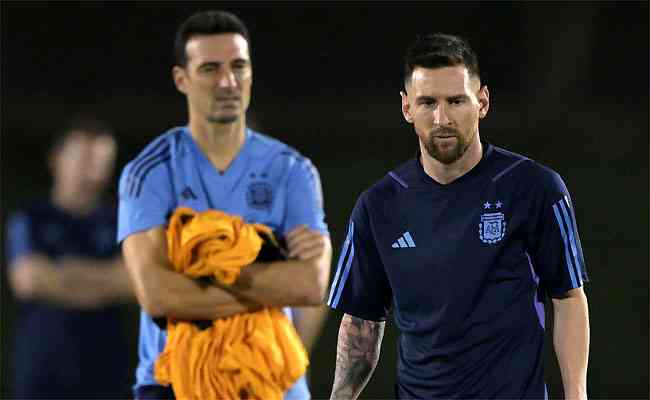 Messi, observado pelo tcnico Scaloni,  esperana da Argentina na Copa do Mundo