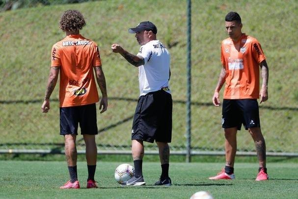 Sampaoli orienta os laterais Guga e Guilherme Arana; dupla foi titular na estreia do argentino, quando o Atlético venceu o Villa Nova por 3 a 1, fora de casa, pelo Campeonato Mineiro