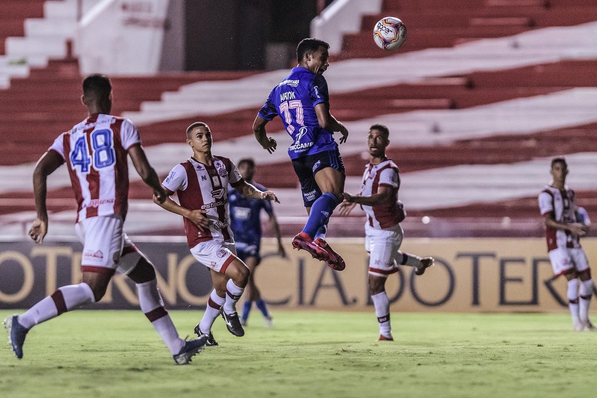Cruzeiro e Náutico empataram por 1 a 1, em 25 de outubro, no estádio dos Aflitos, no Recife (PE), pela 18ª rodada da Série B. O gol foi marcado de cabeça pelo atacante Airton.